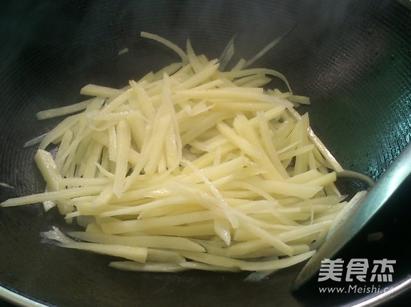 炝炒<a href=/shicai/shucai/TuDou/index.html target=_blank><u>土豆</u></a>丝的做法