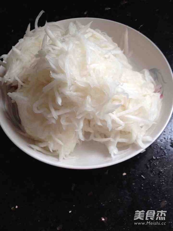 酸辣<a href=/shicai/shucai/LuoBo/index.html target=_blank><u>萝卜</u></a>丝的做法