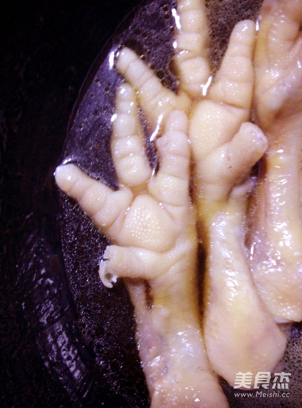 红烧无骨<a href=/shicai/rouqin/JiZha/index.html target=_blank><u>鸡爪</u></a>(含脱骨法)的做法