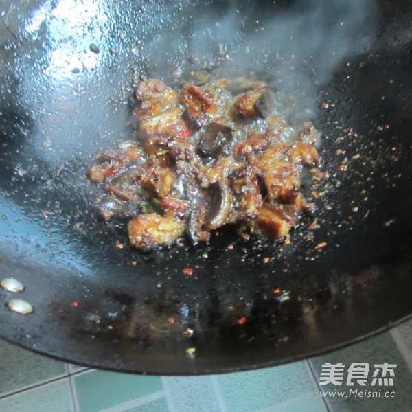 爆炒麻辣<a href=/shicai/rouqin/LvRou/index.html target=_blank><u>驴肉</u></a>的做法