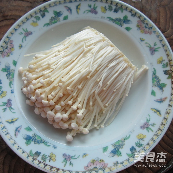 金针菇煮<a href=/shicai/mimian/FenPi/index.html target=_blank><u>粉皮</u></a>的做法