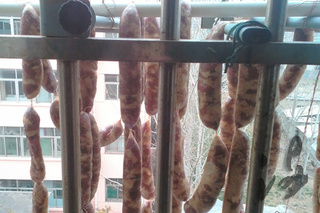 自制<a href=/shicai/rouqin/ZhuRou/index.html target=_blank><u>猪肉</u></a><a href=/shicai/rouqin/XiangChang/index.html target=_blank><u>香肠</u></a>