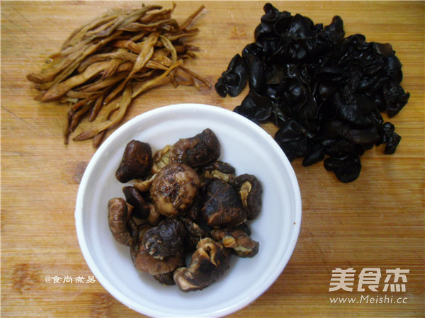 #六月鲜#忘忧草<a href=/shicai/shucai/MuEr/index.html target=_blank><u>木耳</u></a>蒸鸡的做法