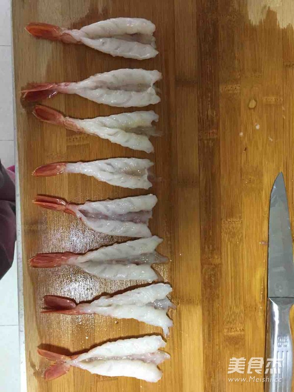 <a href=/shicai/guopin/NingMeng/index.html target=_blank><u>柠檬</u></a>黄金凤尾虾的做法