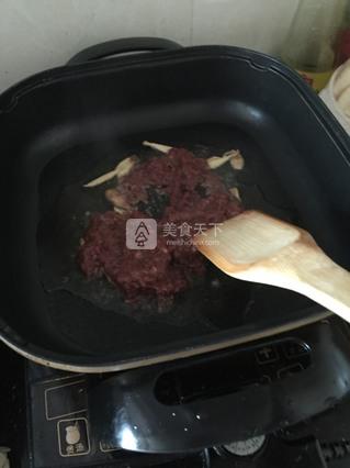 <a href=/shicai/shucai/LuoBo/index.html target=_blank><u>萝卜</u></a>丝炒<a href=/shicai/rouqin/NiuRou/index.html target=_blank><u>牛肉</u></a>