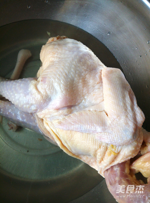 小鸡炖<a href=/shicai/shucai/MoGu/index.html target=_blank><u>蘑菇</u></a>的做法