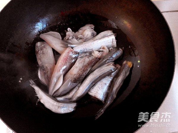 家炖<a href=/shicai/shuichanpin/DuoChunYu/index.html target=_blank><u>多春鱼</u></a>的做法