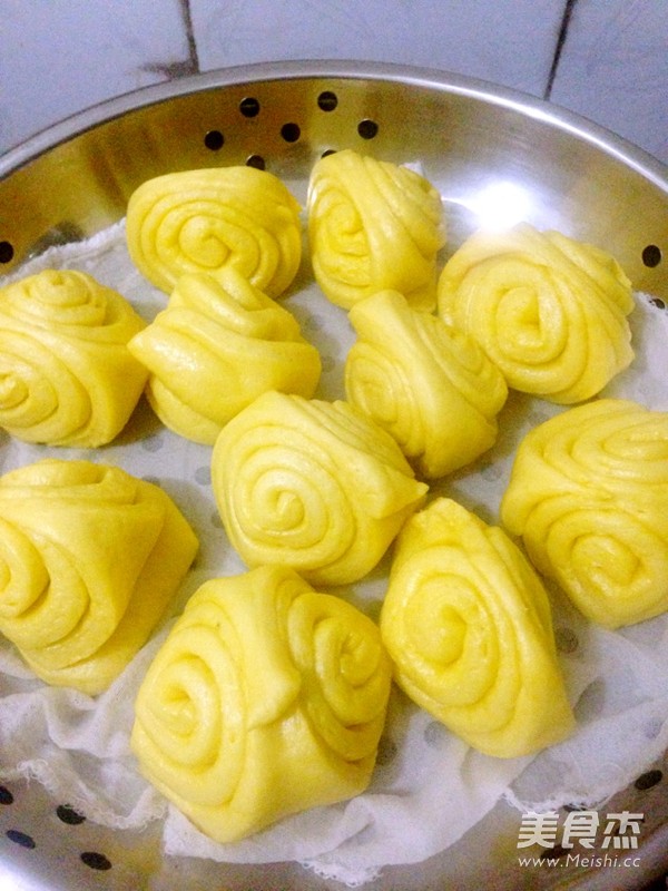 <a href=/shicai/shucai/NanGua/index.html target=_blank><u>南瓜</u></a>花卷的做法