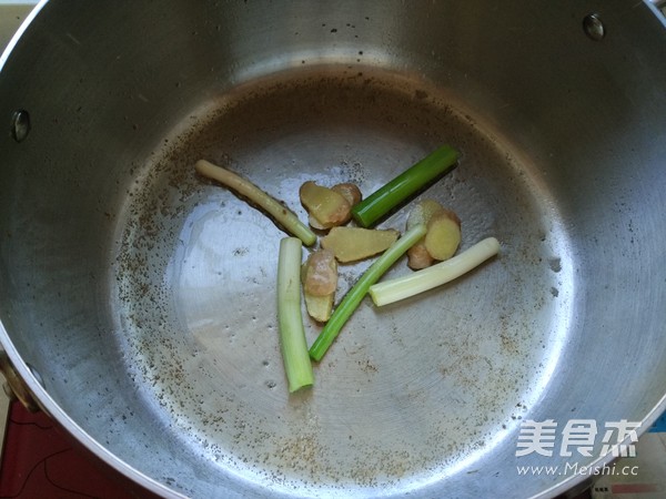 <a href=zt/hsszt target=_blank><u>红烧狮子头</u></a>的做法