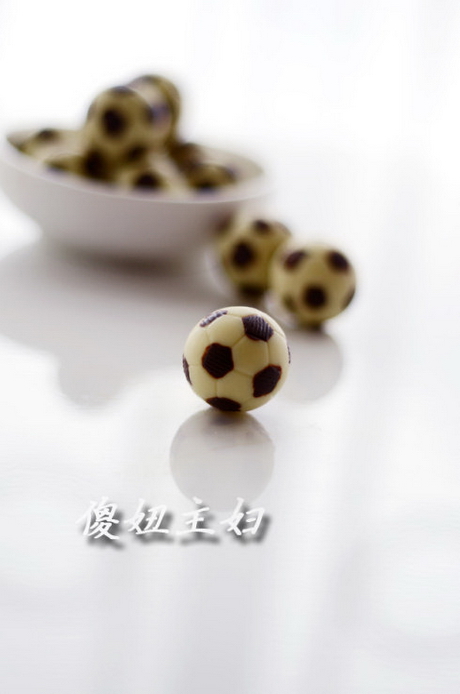 足球花式<a href=/shicai/mimian/QiaoKeLi/index.html target=_blank><u>巧克力</u></a>