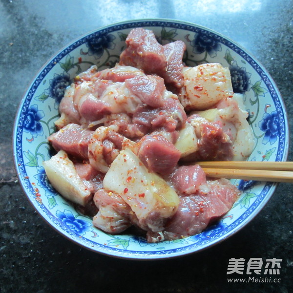 <a href=/shicai/shucai/HeYe/index.html target=_blank><u>荷叶</u></a><a href=/shicai/mimian/MiFen/index.html target=_blank><u>米粉</u></a>肉的做法