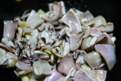 家常风味<a href=/shicai/shucai/QingJiao/index.html target=_blank><u>青椒</u></a>炒<a href=/shicai/shuichanpin/YouYu/index.html target=_blank><u>鱿鱼</u></a>步骤3