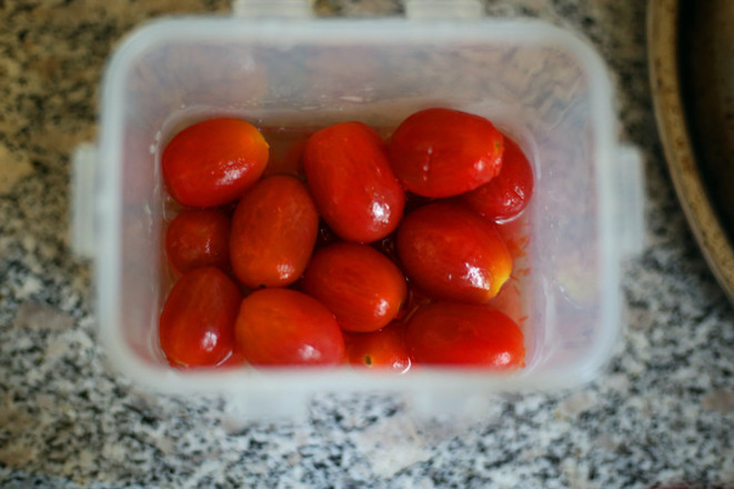 <a href=/shicai/guopin/NingMeng/index.html target=_blank><u>柠檬</u></a><a href=/shicai/diaoweipin/FengMi/index.html target=_blank><u>蜂蜜</u></a>渍番茄的做法