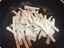 酱焖<a href=/shicai/shucai/HuLuoBo/index.html target=_blank><u>胡<a href=/shicai/shucai/LuoBo/index.html target=_blank><u>萝卜</u></a></u></a>丝<a href=/shicai/mimian/QianZhang/index.html target=_blank><u>千张</u></a>步骤2