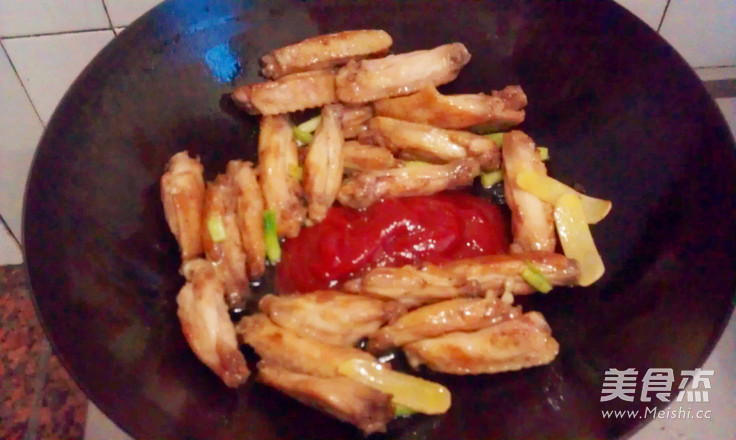 <a href=/shicai/guopin/BoLuo/index.html target=_blank><u>菠萝</u></a><a href=/shicai/rouqin/JiChi/index.html target=_blank><u>鸡翅</u></a>中的做法