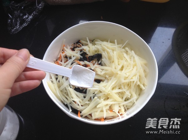 五彩<a href=/shicai/shucai/TuDou/index.html target=_blank><u>土豆</u></a>丝的做法