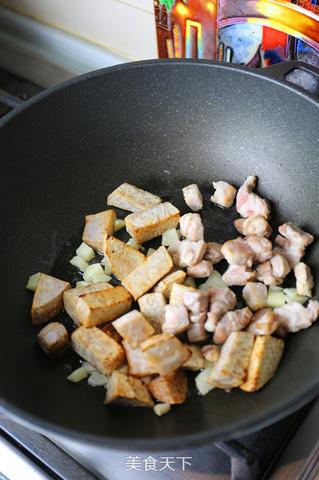 <a href=/shicai/shucai/QiuKui/index.html target=_blank><u>秋葵</u></a><a href=/shicai/shucai/YuTou/index.html target=_blank><u>芋头</u></a>焖腩肉