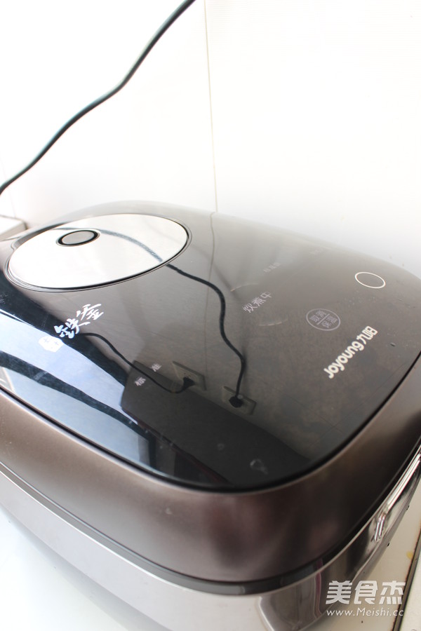 <a href=/shicai/shuichanpin/ZiCai/index.html target=_blank><u>紫菜</u></a>包饭的做法