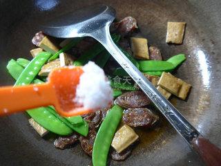 <a href=/shicai/shucai/HeLanDou/index.html target=_blank><u>荷兰豆</u></a>麻辣<a href=/shicai/rouqin/XiangChang/index.html target=_blank><u>香肠</u></a>炒<a href=/shicai/mimian/XiangGan/index.html target=_blank><u>香干</u></a>