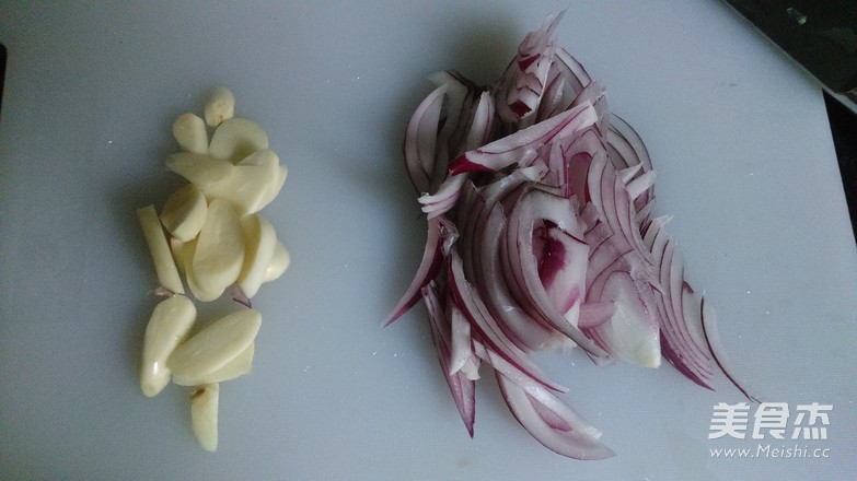 辣炒<a href=/shicai/shuichanpin/YouYu/index.html target=_blank><u>鱿鱼</u></a>圈的做法