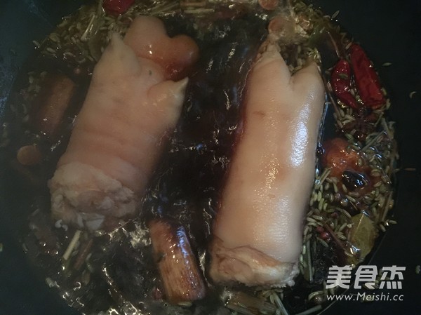 香辣烤<a href=/shicai/rouqin/ZhuTi/index.html target=_blank><u>猪蹄</u></a>的做法