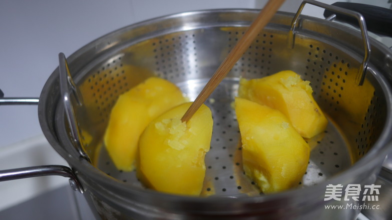 炸<a href=/shicai/shucai/HongShu/index.html target=_blank><u>红薯</u></a>丸子的做法