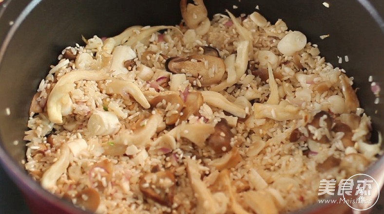 铸铁锅菌菇炊饭的做法