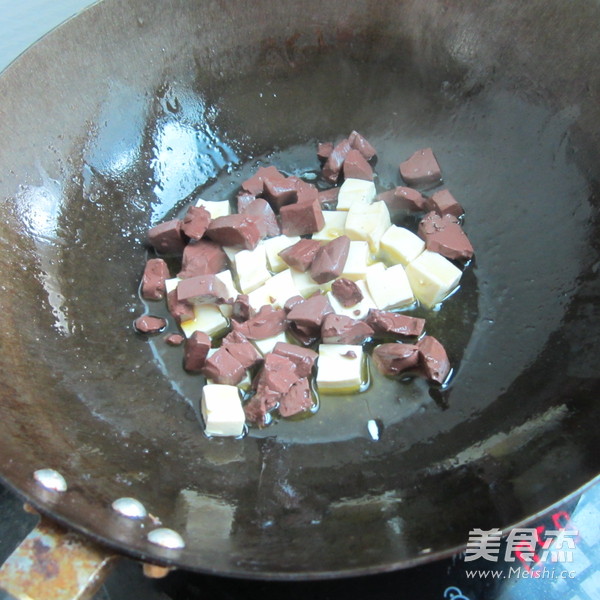 <a href=/shicai/shucai/XiQin/index.html target=_blank><u>西芹</u></a><a href=/shicai/rouqin/zhuXue/index.html target=_blank><u>猪<a href=/shicai/rouqin/Xue/index.html target=_blank><u>血</u></a></u></a><a href=/shicai/mimian/DouFu/index.html target=_blank><u>豆腐</u></a>丁的做法