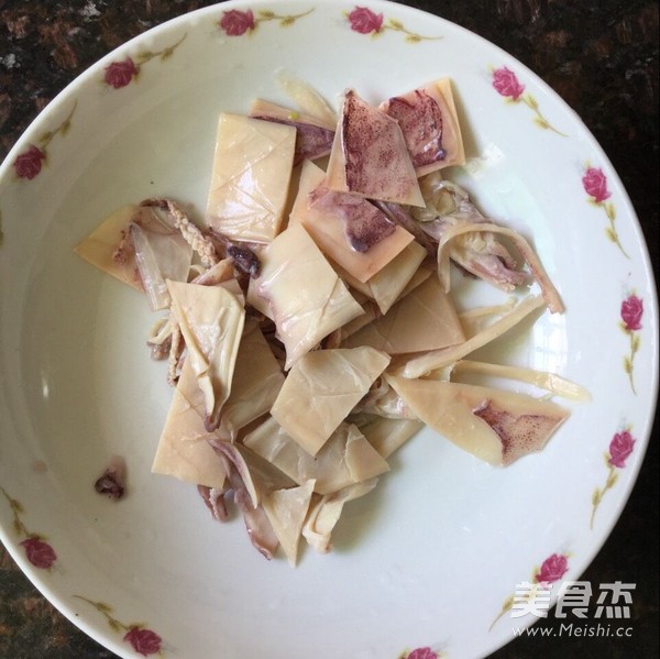 <a href=/shicai/shucai/HeLanDou/index.html target=_blank><u>荷兰豆</u></a>炒<a href=/shicai/shuichanpin/YouYu/index.html target=_blank><u>鱿鱼</u></a>的做法