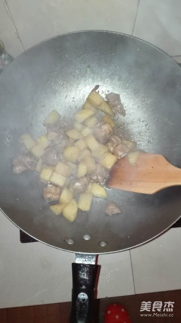 <a href=/shicai/shucai/TuDou/index.html target=_blank><u>土豆</u></a>焖<a href=/shicai/rouqin/PaiGu/index.html target=_blank><u>排骨</u></a>的做法