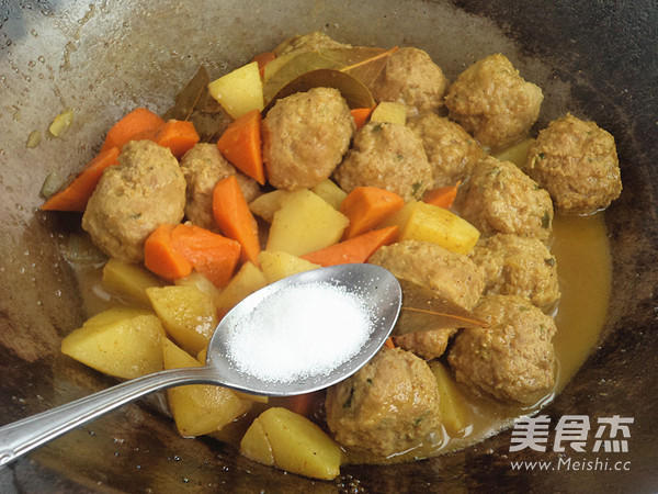 咖喱<a href=/shicai/rouqin/NiuRou/index.html target=_blank><u>牛肉</u></a>丸的做法