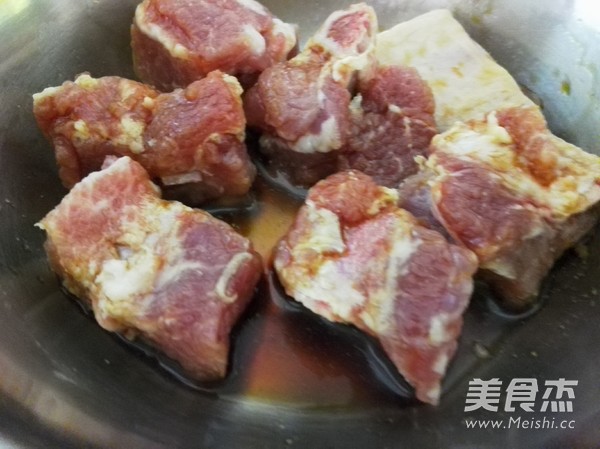 炸<a href=/shicai/rouqin/PaiGu/index.html target=_blank><u>排骨</u></a>的做法