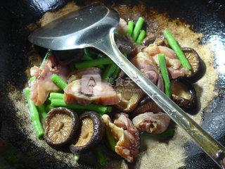 <a href=/shicai/shucai/XiangGu/index.html target=_blank><u>香菇</u></a>带豆炒腊<a href=/shicai/rouqin/JiTui/index.html target=_blank><u>鸡腿</u></a>