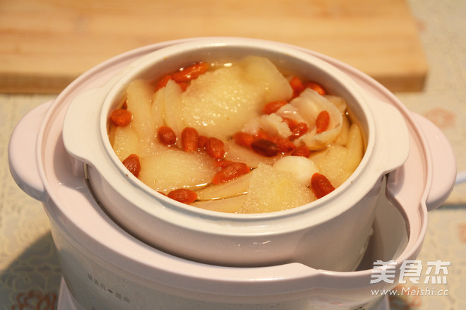 <a href=/shicai/shucai/BaiHe/index.html target=_blank><u>百合</u></a>炖雪<a href=/shicai/guopin/Li/index.html target=_blank><u>梨</u></a>的做法