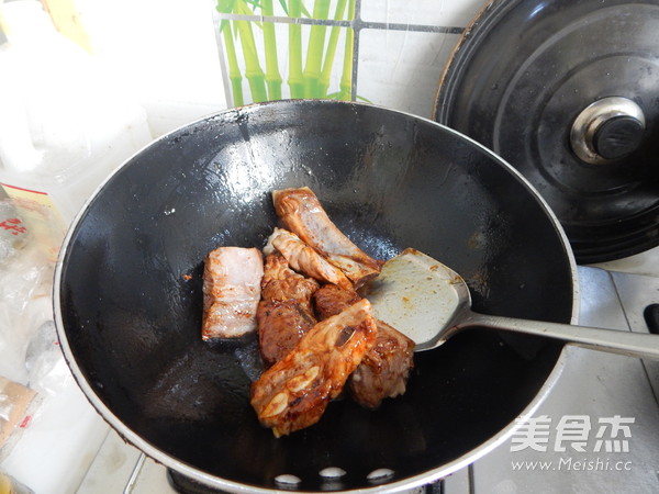 #六月鲜#红烧<a href=/shicai/rouqin/PaiGu/index.html target=_blank><u>排骨</u></a>的做法