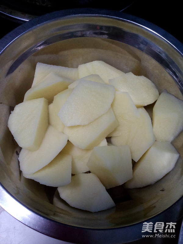 <a href=/shicai/shucai/XiangGu/index.html target=_blank><u>香菇</u></a>炖<a href=/shicai/shucai/TuDou/index.html target=_blank><u>土豆</u></a>的做法