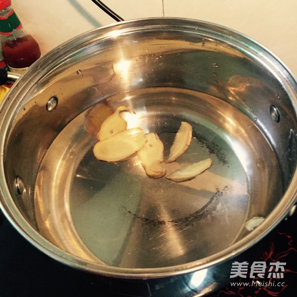 <a href=/shicai/shucai/LuoBo/index.html target=_blank><u>萝卜</u></a>番茄煲<a href=/shicai/shuichanpin/YuWei/index.html target=_blank><u>鱼尾</u></a>的做法