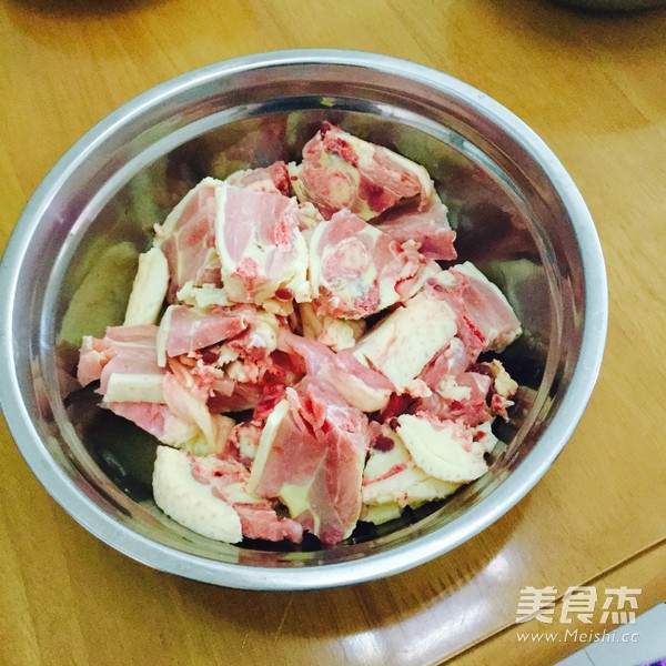 芋蒙菜干焖鸡的做法