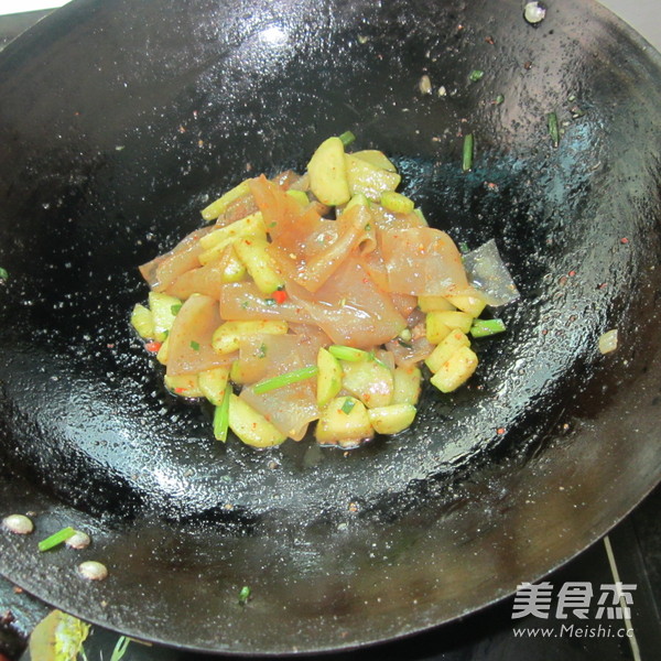 <a href=/shicai/shucai/HuangGua/index.html target=_blank><u>黄瓜</u></a>粉片的做法