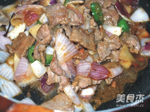 <a href=/shicai/shucai/YangCong/index.html target=_blank><u>洋葱</u></a>炒<a href=/shicai/rouqin/NiuRou/index.html target=_blank><u>牛肉</u></a>片的做法