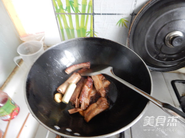 <a href=/shicai/rouqin/LeiPai/index.html target=_blank><u>肋排</u></a>炖<a href=/shicai/mimian/FenTiao/index.html target=_blank><u>粉条</u></a>的做法