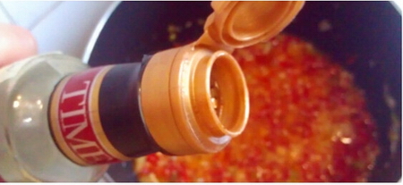 剁<a href=/shicai/shucai/LaJiao/index.html target=_blank><u>辣椒</u></a>蒸鸡剁步骤7