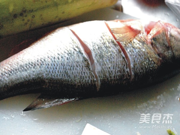 烤<a href=/shicai/shuichanpin/LuYu/index.html target=_blank><u>鲈鱼</u></a>的做法
