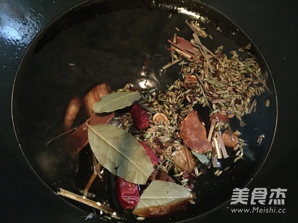 香辣烤<a href=/shicai/rouqin/ZhuTi/index.html target=_blank><u>猪蹄</u></a>的做法