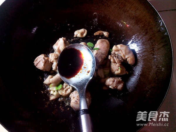 <a href=/shicai/shucai/HongMo/index.html target=_blank><u>红蘑</u></a>炖<a href=/shicai/rouqin/JiTui/index.html target=_blank><u>鸡腿</u></a>的做法