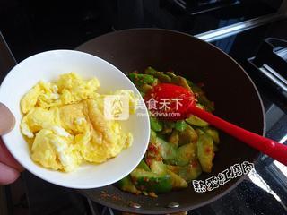 剁椒炒<a href=/shicai/shucai/SiGua/index.html target=_blank><u>丝瓜</u></a>