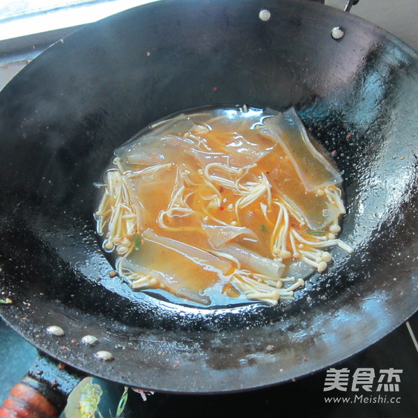 金针菇煮<a href=/shicai/mimian/FenPi/index.html target=_blank><u>粉皮</u></a>的做法