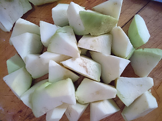 肉段烧<a href=/shicai/shucai/QieZi/index.html target=_blank><u>茄子</u></a>