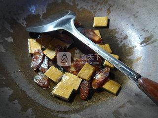 <a href=/shicai/shucai/HeLanDou/index.html target=_blank><u>荷兰豆</u></a>麻辣<a href=/shicai/rouqin/XiangChang/index.html target=_blank><u>香肠</u></a>炒<a href=/shicai/mimian/XiangGan/index.html target=_blank><u>香干</u></a>