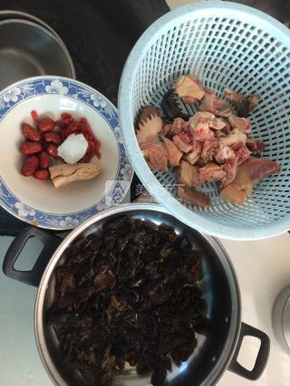 <a href=/shicai/shucai/MuEr/index.html target=_blank><u>木耳</u></a>炖土鸡